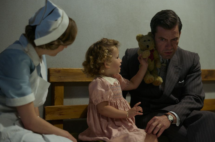 Karen (Marie Reuther), prinsesse Margrethe (Asta Tvilling Jensen) og kong Frederik 9. (Nikolaj Lie Kaas). (Foto: Audrius Solominas/TV 2).