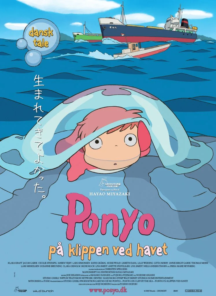 Ponyo på klippen ved havet